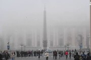 Piazza San Pietro avvolta nella nebbia