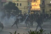 Manifestanti lanciano sassi e bottiglie contro polizia
