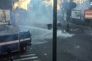 Idrante polizia arriva sui manifestanti a Napoli