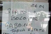 Siamo a Bologna, Gabriele torna, stato liberato, grazie a tutti": così i genitori di Gabriele Del Grande, partiti stamani presto per Bologna, annunciano con un cartello sulla porta della loro osteria di Panicagliora (Pistoia) la liberazione di Gabriele