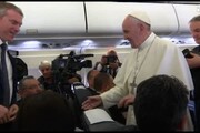 Papa Francesco parla sull'aereo per l'Egitto