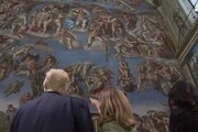 Donald e Melania Trump per mano nella Cappella Sistina