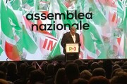 Pd: Emiliano a Renzi, 'Hasta la victoria, signor segretario'