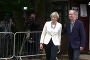 Theresa May vota nel seggio di Sonning