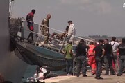 Sbarcano a Bari 640 migranti, tra loro donne incinte