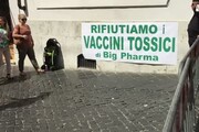 Vaccini, il presidio No Vax di fronte a Montecitorio