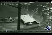Uragano Harvey: l'auto affonda, in salvo con un gommone