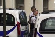 Auto investe militari a Parigi, 6 feriti