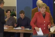 Angela Merkel al seggio con il marito