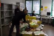 Postino infedele, trovati 6 quintali lettere non recapitate