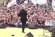 Italia 5 Stelle, Grillo sul palco con una 'manina' di plastica