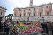 Roma: manifestanti in Campidoglio urlano 'dimissioni'