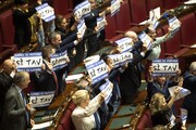 I deputati di Forza Italia mostrano cartelli a favore della TAV al ministro Giovanni Tria nel corso  del question time a Montecitorio, Roma 31 ottobre 2018