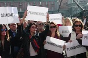 Giornalisti in piazza a Napoli davanti a Prefettura