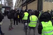 Gilet gialli: centinaia a Montmartre, chiudono negozi