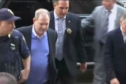Weinstein arriva in manette in tribunale a New York