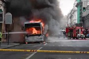 Autobus in fiamme, vigili del fuoco al lavoro