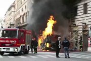 Bus in fiamme Roma, fuoco domato da vigili del fuoco