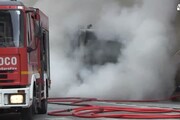 Autobus di linea in fiamme in pieno centro a Roma