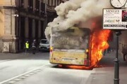 Bus in fiamme, un boato e poi la paura