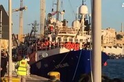 Migranti: la Lifeline ha attraccato a La Valletta
