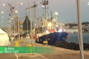 Finita odissea, profughi sbarcati alla Valletta