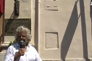 Grillo-show contro i giornalisti: 'State attenti'