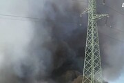 Maxi incendio di ecoballe nel Napoletano, alte colonne fumo