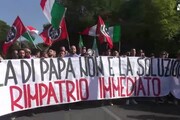 Migranti: Casapound in corteo davanti centro Rocca di Papa