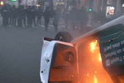 Protesta Gilet gialli a Parigi, scontri e auto incendiate