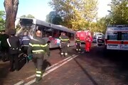 Bus centra un albero a Roma, una decina di feriti