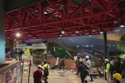 Hong Kong, manifestanti incendiano ponte che porta all'Universita'