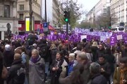 Parigi, una marea viola per chiedere piu' tutela contro la violenza sulle donne