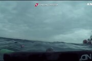 Migranti, nel video della Guardia Costiera il salvataggio dei bambini