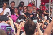 Brasile, Lula scarcerato: i sostenitori lo aspettano fuori dalla prigione