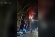 Ponte Genova, le fiamme avvolgono l'impalcatura di legno della pila 13