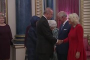 Festa a Buckingham Palace: la regina incontra i leader dei Paesi Nato