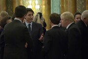 Siparietto Macron, Johnson, Trudeau che scherzano su Trump