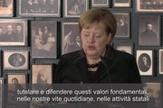 Merkel ad Auschwitz: 'Mi inchino di fronte alle vittime della Shoah'