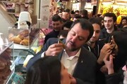 Salvini: pausa al bar per un cannolo