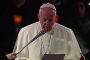 Via Crucis, il Papa ricorda i migranti