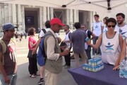 Caldo, a Milano distribuite 10mila bottiglie d'acqua