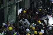 Hong Kong, manifestanti tentano irruzione in parlamento