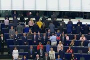 Eurodeputati Brexit Party voltano spalle all'inno Ue