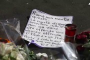 Fiori e messaggi nel luogo in cui e' stato ucciso il carabiniere