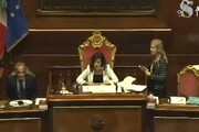 Senato: Pd occupa banchi governo, Casellati sospende seduta