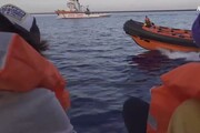 Migranti, imbarcazione Alex diretta a Lampedusa