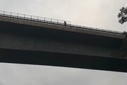 Minaccia di buttarsi da viadotto, chiuso raccordo A5