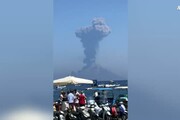 Nuova eruzione a Stromboli, colonna fumo si vede da chilometri