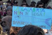 Sardine a Riace, festa per Mimmo Lucano